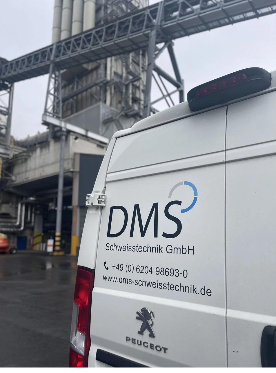 DMS Servicefahrzeug im industriellen Anlagenumfeld