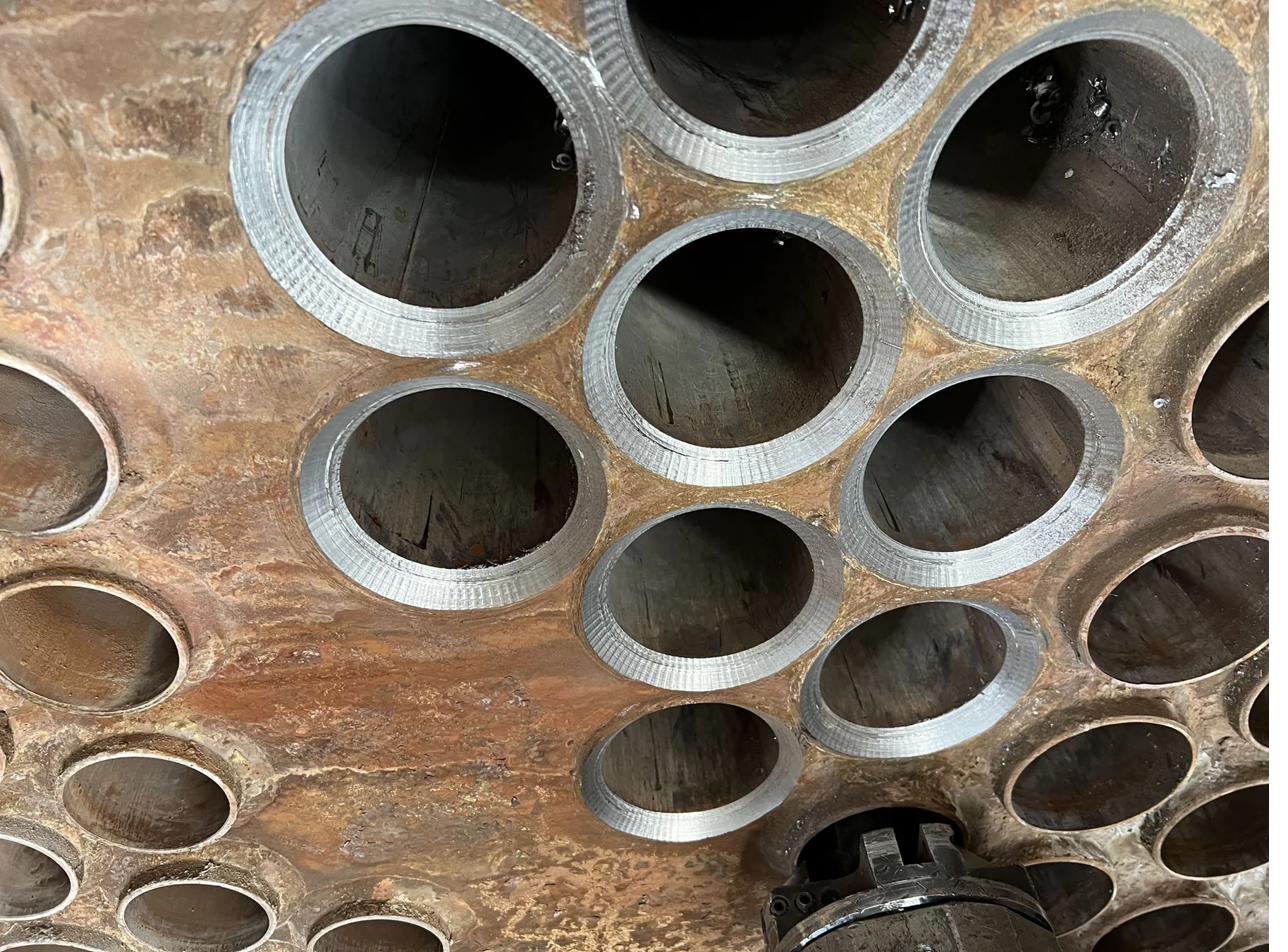 Bearbeitete Rohröffnungen eines industriellen Bauteils