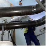 Rohr- und Montagearbeit im industriellen Umfeld
