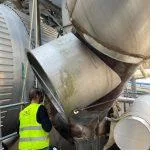 Montagearbeit an einer großen Rohrleitung